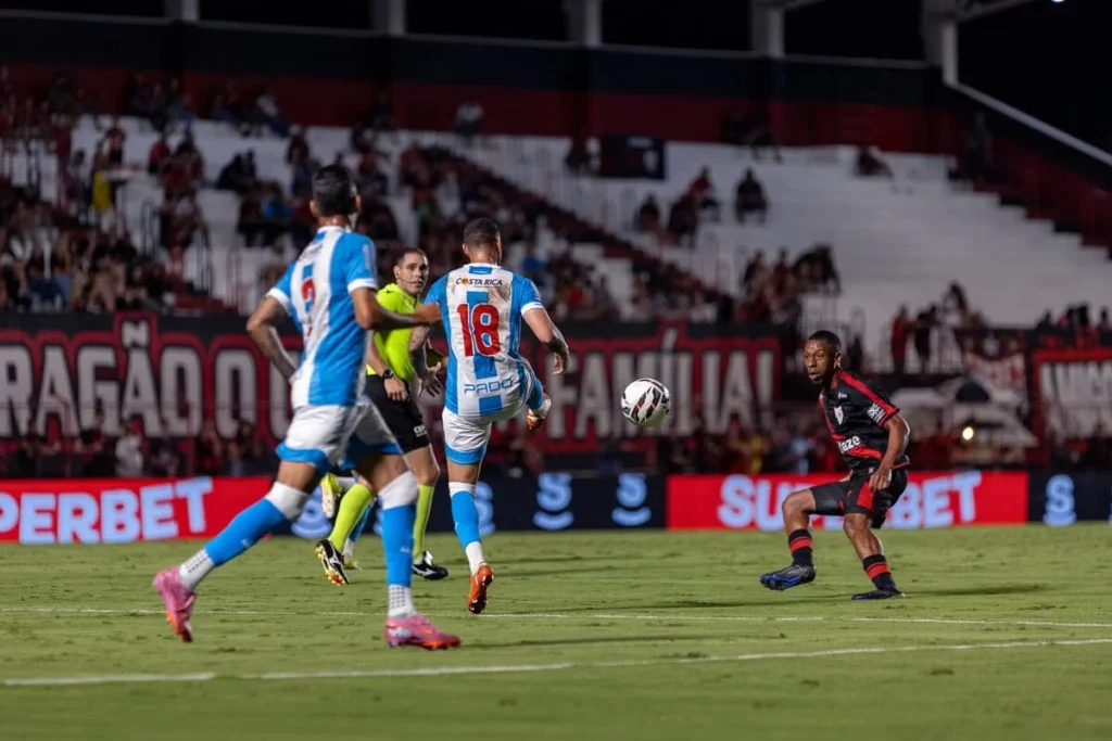 Atlético-GO vence Londrina por 2 a 1 e deixa a zona de rebaixamento na Série B
