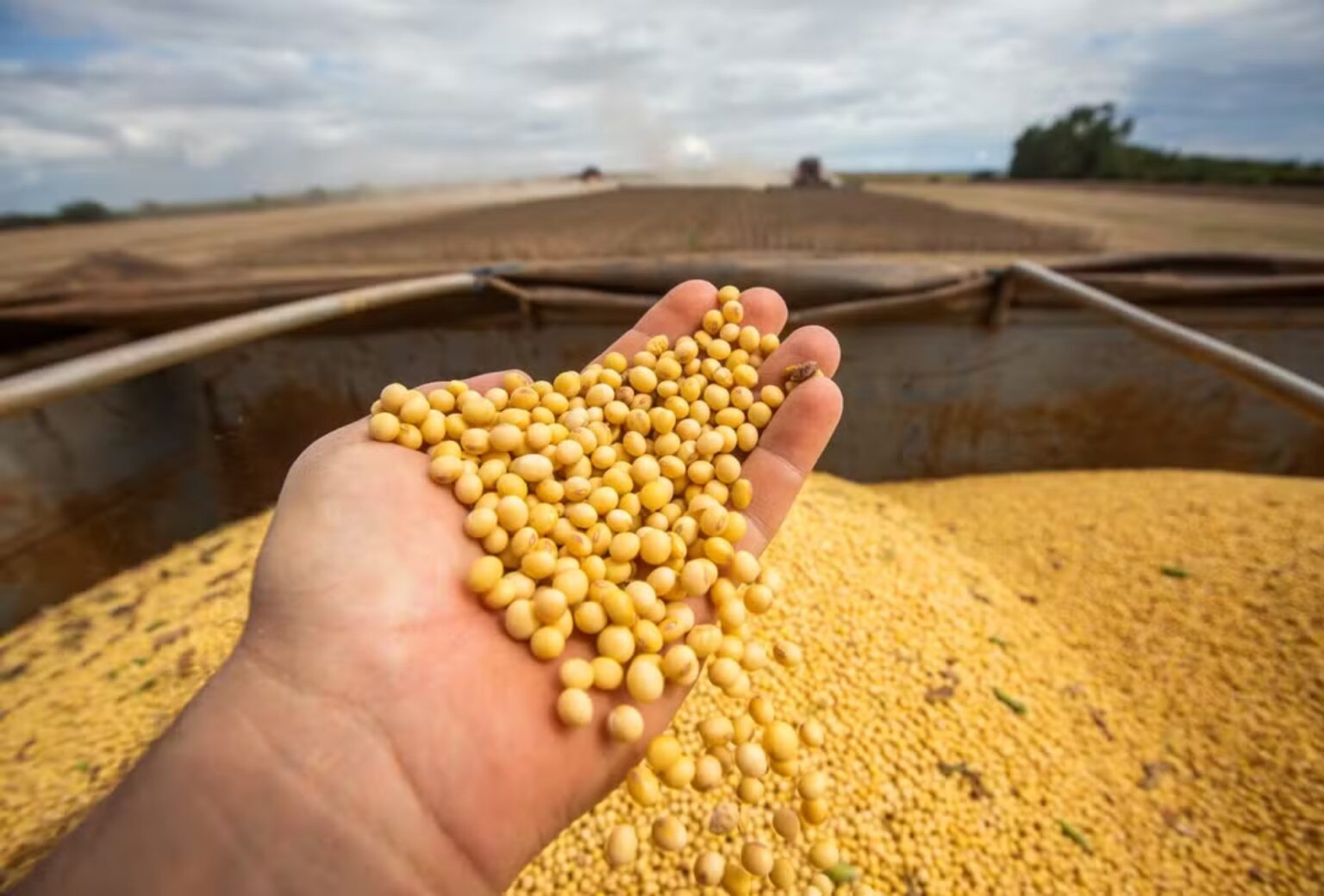 Barter no Agronegócio: A Solução para Pagar Tratores com Soja em Tempos de Juros Altos