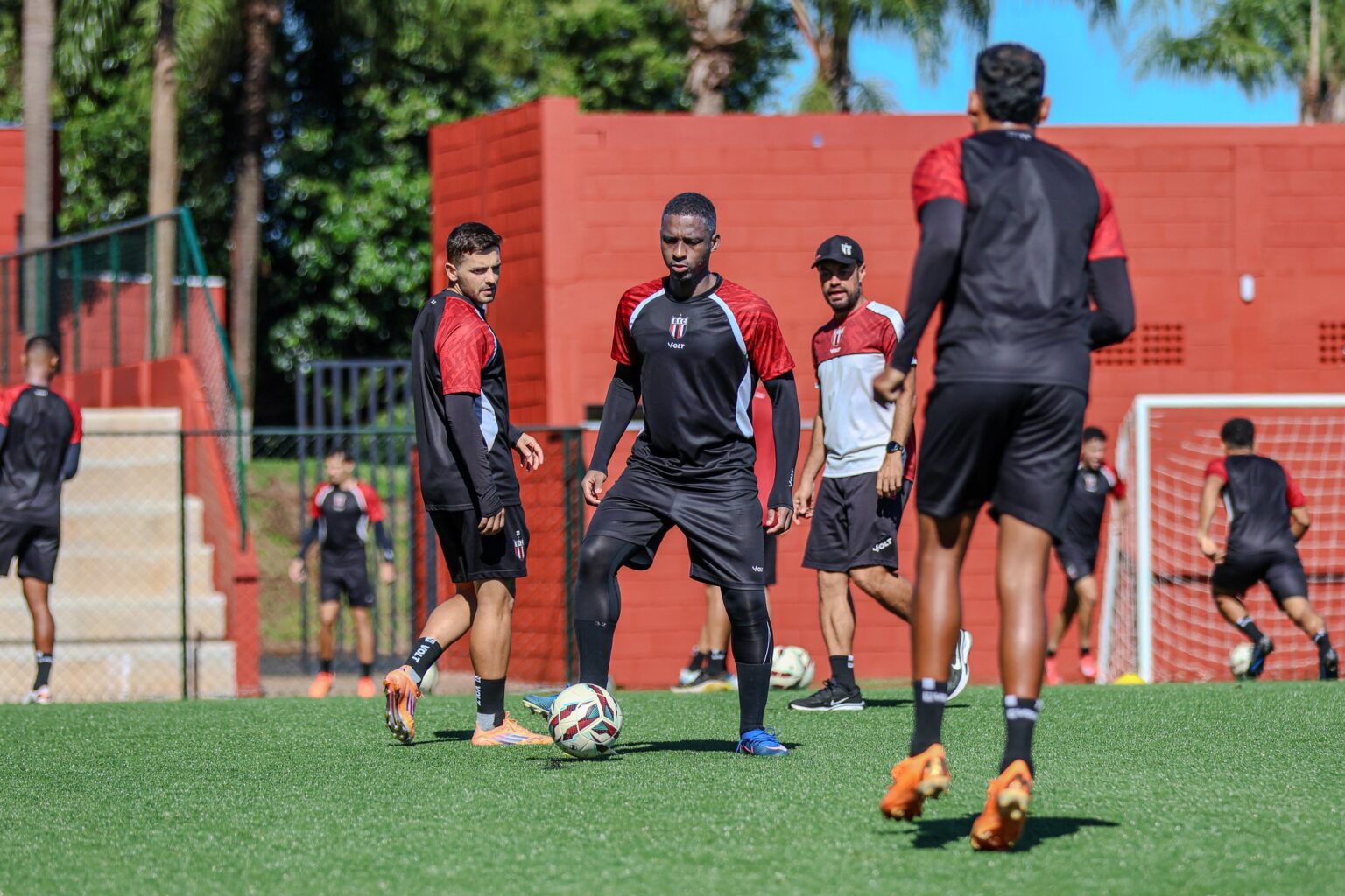 Botafogo-SP: Matheus Sales Destaca Desempenho e Cobra Foco Após Derrotas
