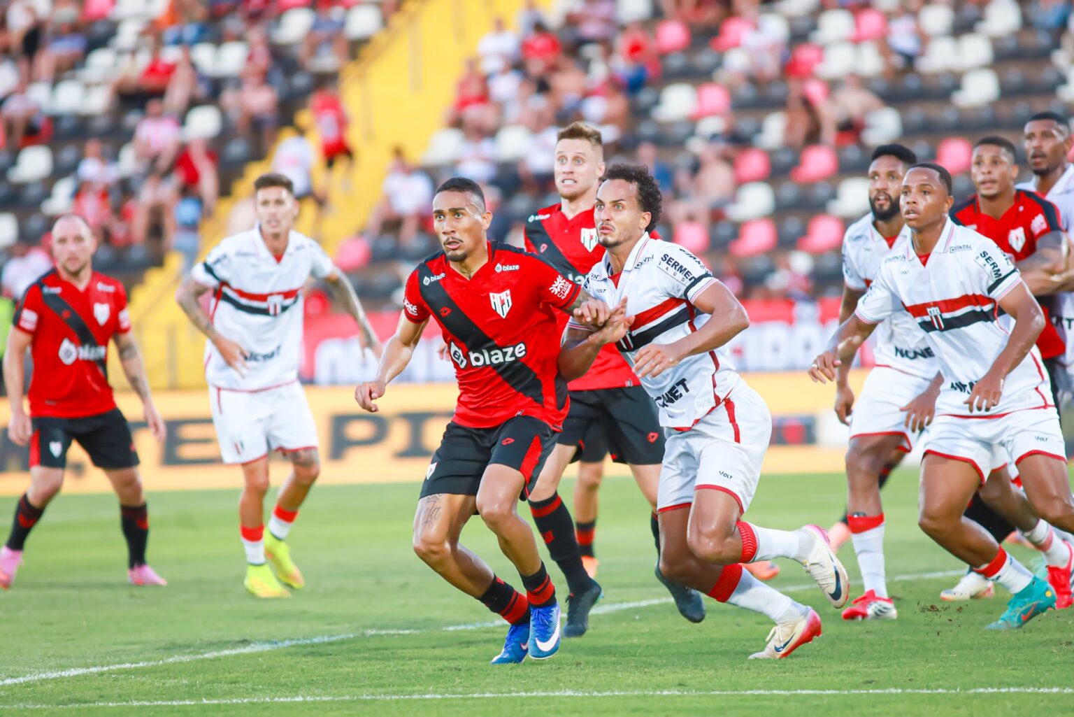 Cautela nas Táticas: Tencati Explica a Ausência de Thiago Moraes Contra o Atlético-GO