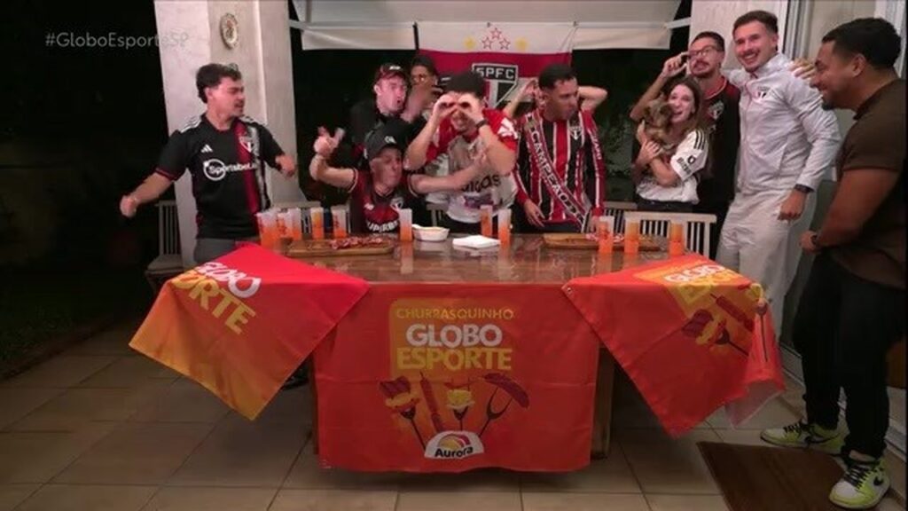 Churrasquinho do GE: Torcida do São Paulo Vibra na Partida Contra o Internacional Churrasquinho do GE: Torcida do São Paulo Vibra na Partida Contra o Internacional
