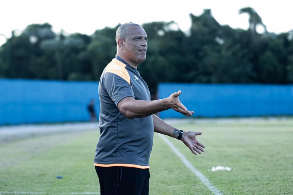 Comercial Avalia Futuro de Osny Após Reação na A4: Permanência em Debate