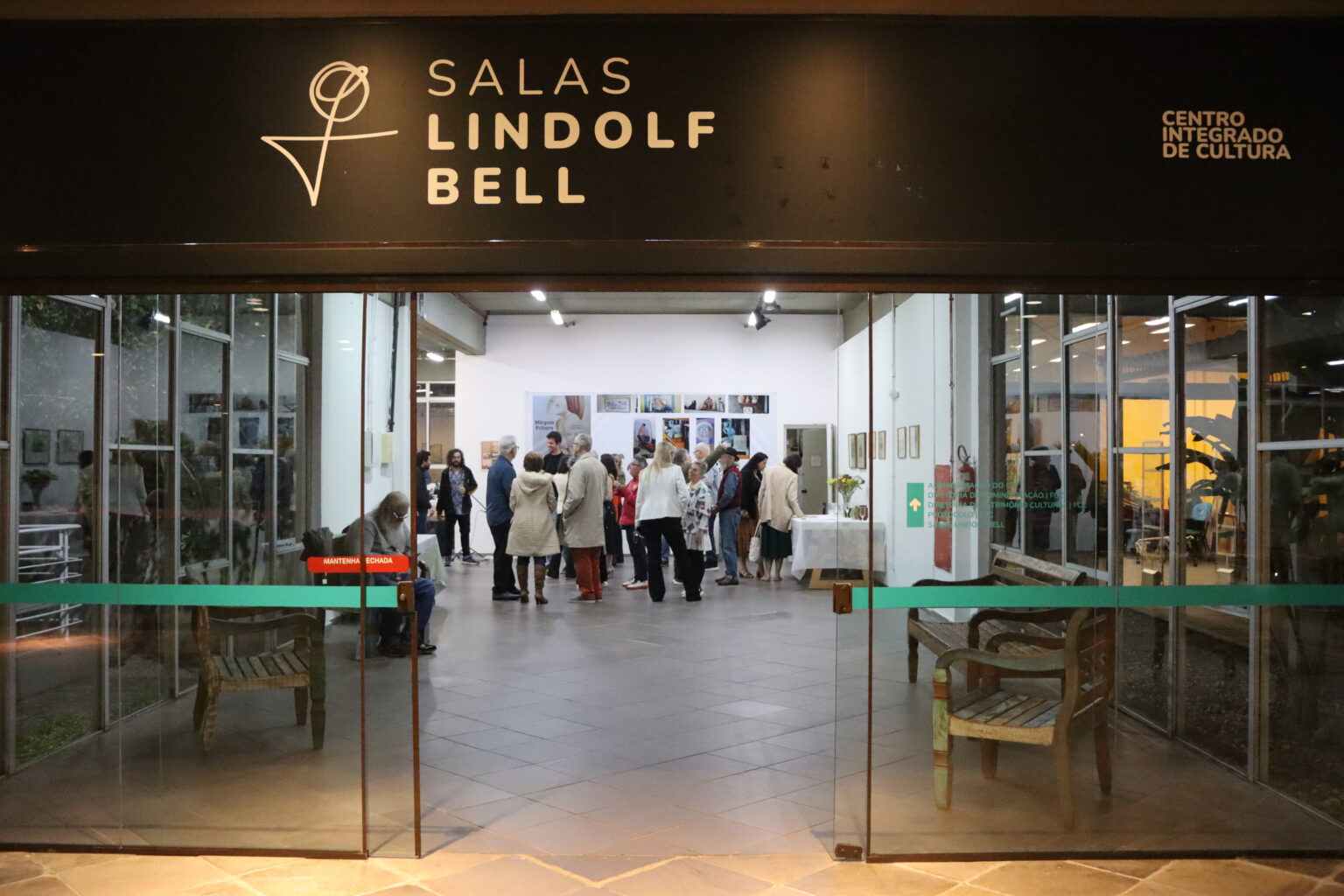 Descubra a Exposição 'Raízes e Reflexos: A Arte de Santa Catarina' na FCC