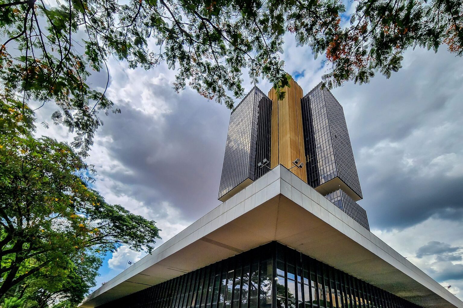 Entenda a Política Monetária: O Papel do Banco Central na Taxa de Juros