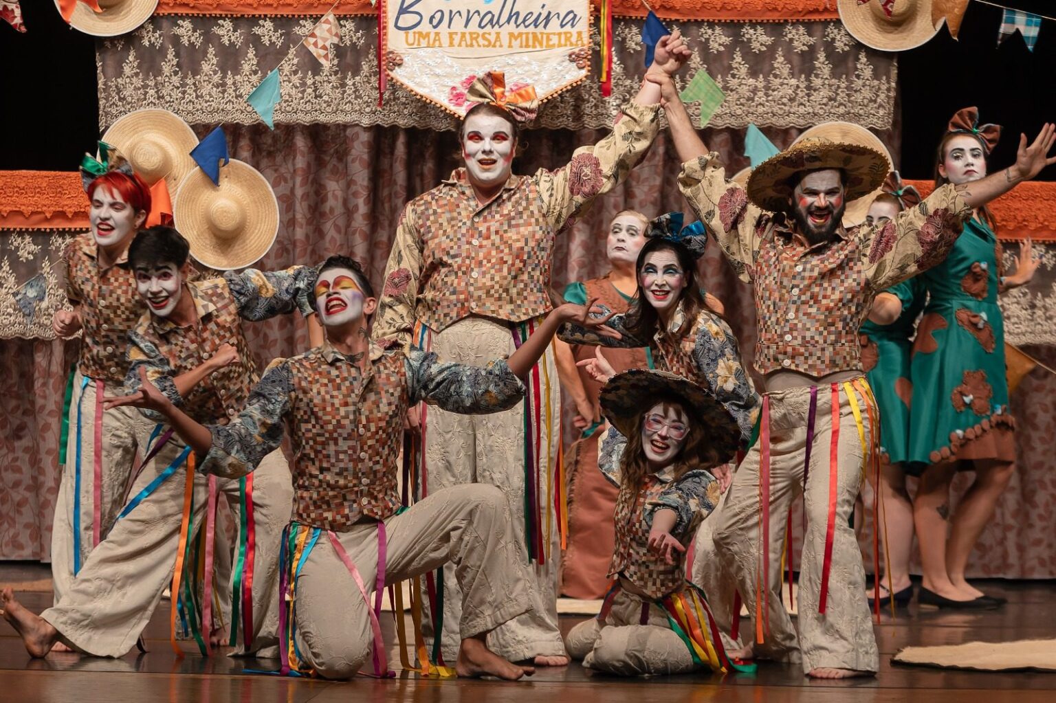 Espetáculo 'A Gata Borralheira – Uma Farsa Mineira' Invade São Simão Neste Sábado