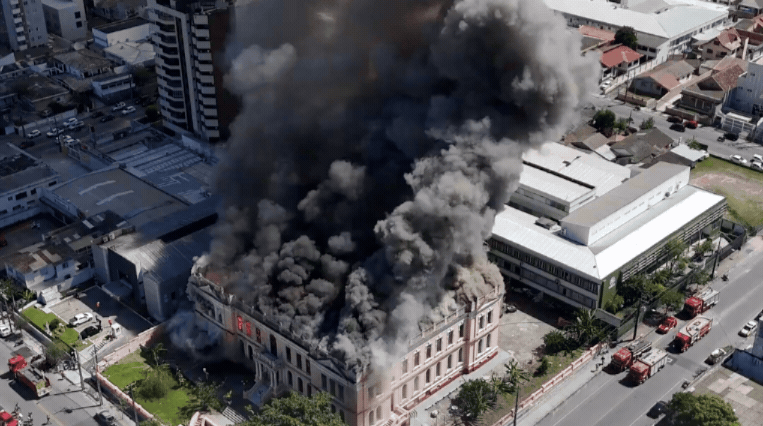 Incêndio Devasta Prédio Histórico de Instituto de Educação no Paraná Incêndio Devasta Prédio Histórico de Instituto de Educação no Paraná