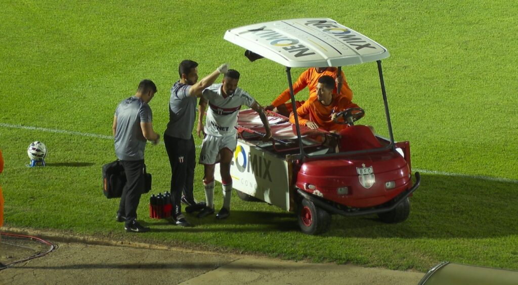 Lesão de Jonathan gera dilema no Botafogo-SP para a lateral-direita Lesão de Jonathan gera dilema no Botafogo-SP para a lateral-direita