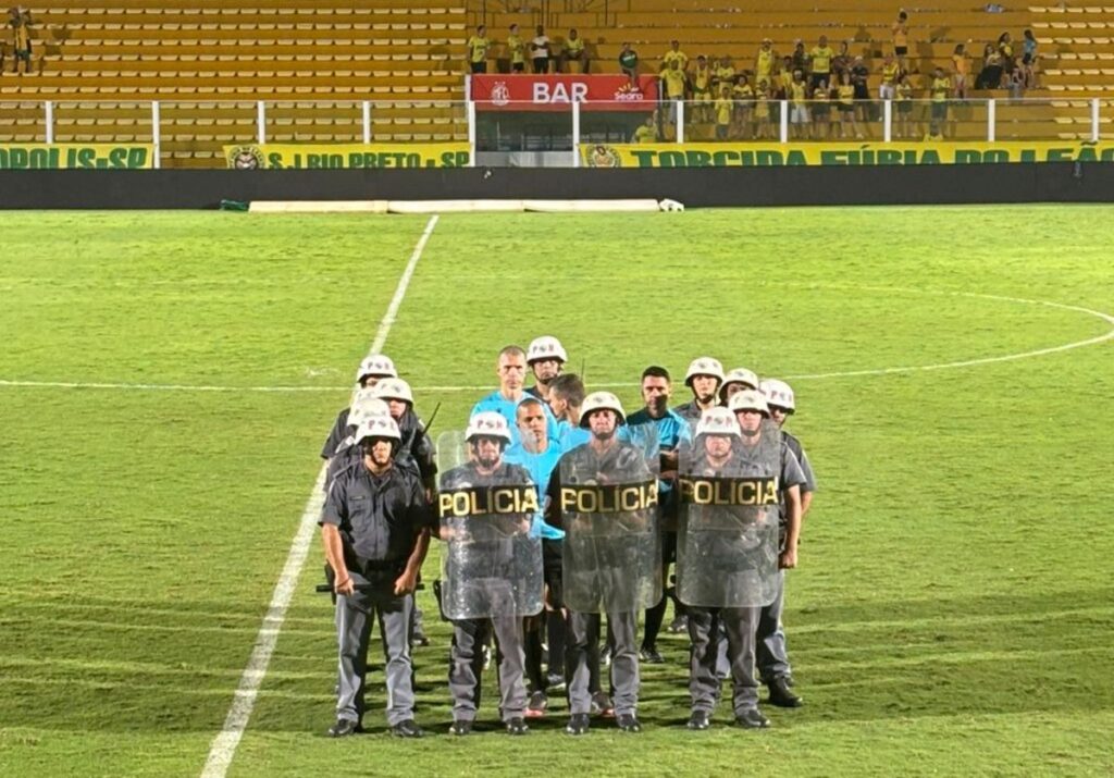 Mirassol x Bahia: Árbitro Enfrenta Protestos e Deixa Estádio Sob Escolta Policial Mirassol x Bahia: Árbitro Enfrenta Protestos e Deixa Estádio Sob Escolta Policial