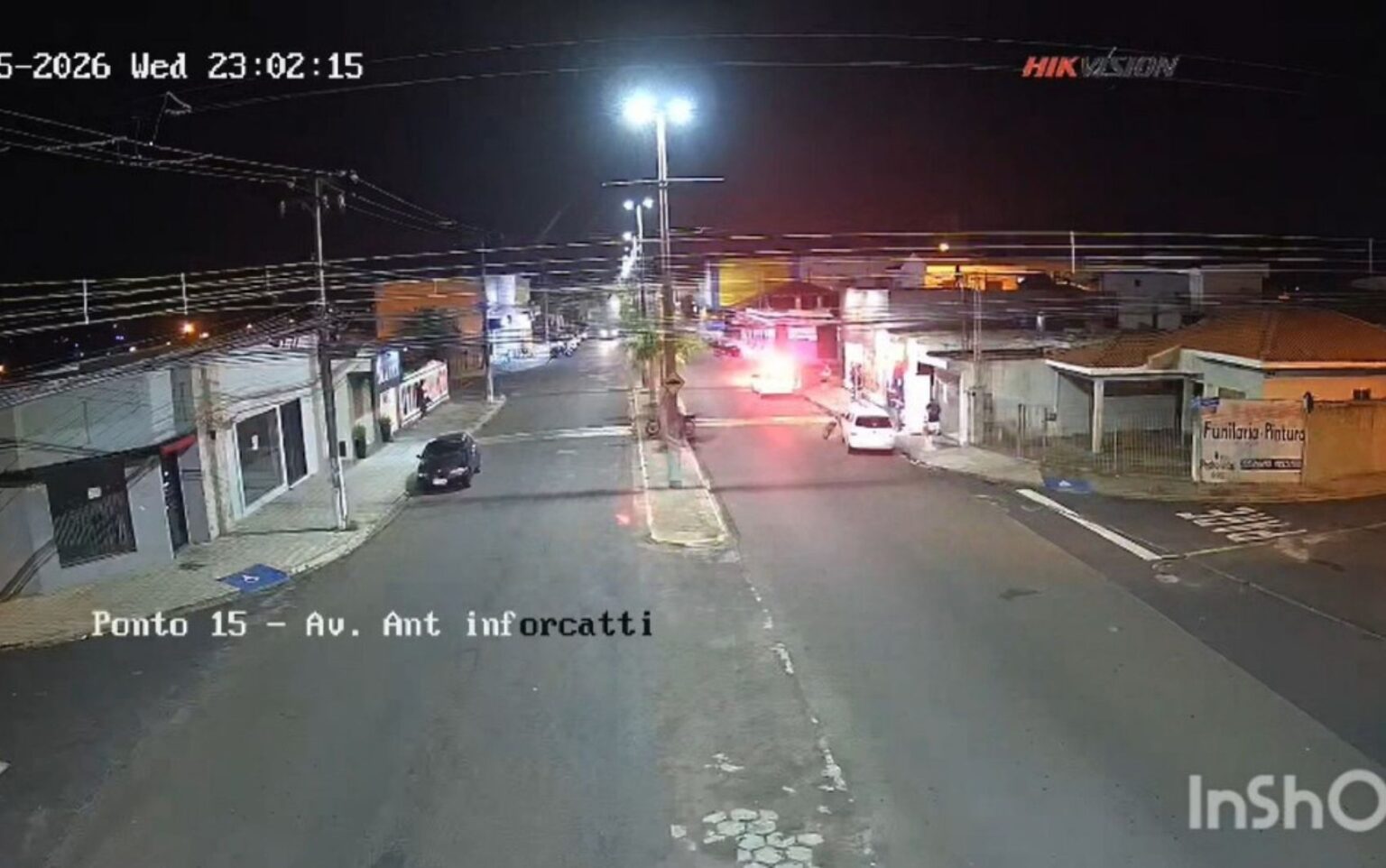 Mulher é presa após colidir carro em viatura durante ocorrência policial