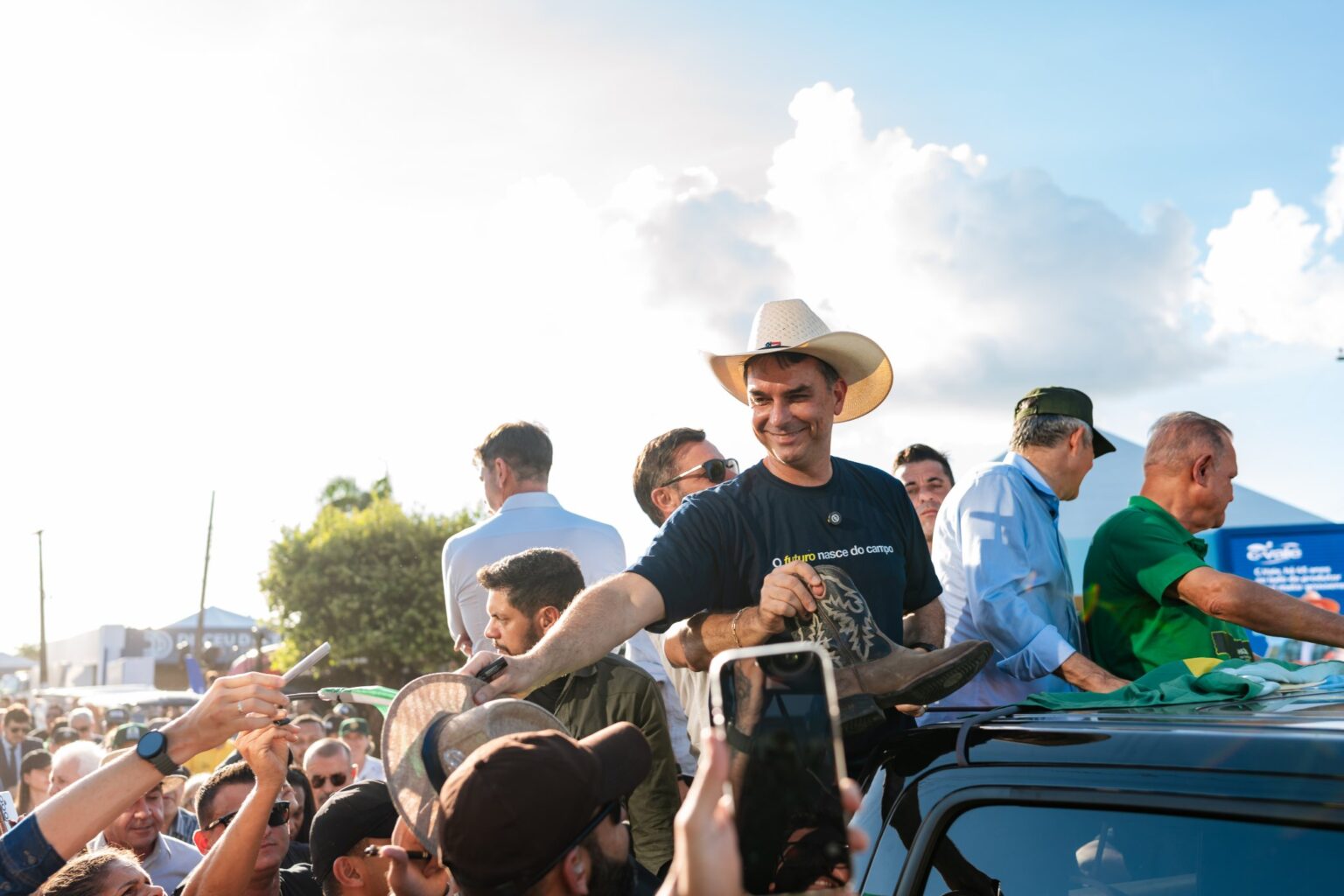 Pré-candidatos em Alta na Agrishow: Flávio Bolsonaro e Tarcísio de Freitas Reforçam Aliança com o Ag