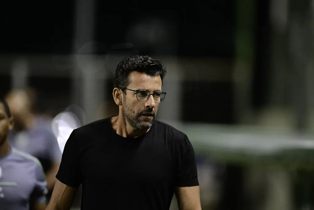 Valentim Tem Desafios para Escalar o América na Série B Contra o Botafogo-SP Valentim Tem Desafios para Escalar o América na Série B Contra o Botafogo-SP