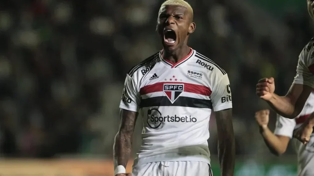 Arboleda notifica São Paulo e exige retorno ao elenco principal