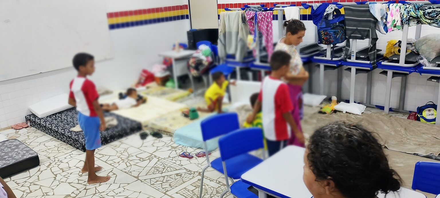 Desabrigados em João Pessoa: Famílias Buscam Abrigo em Escola após Chuvas Intensas