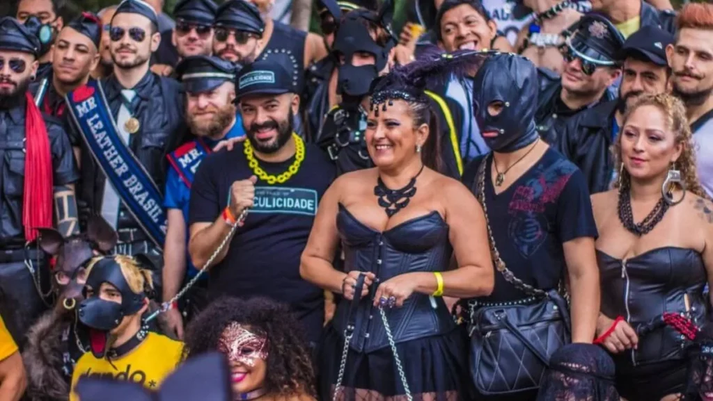 Parada LGBT+ de São Paulo 2024 destaca cultura fetichista e BDSM com espaço exclusivo Parada LGBT+ de São Paulo 2024 destaca cultura fetichista e BDSM com espaço exclusivo