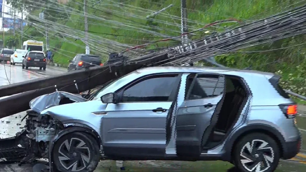 Acidente na Avenida Leste-Oeste: Carro bate em poste e causa lentidão no trânsito de Maceió
