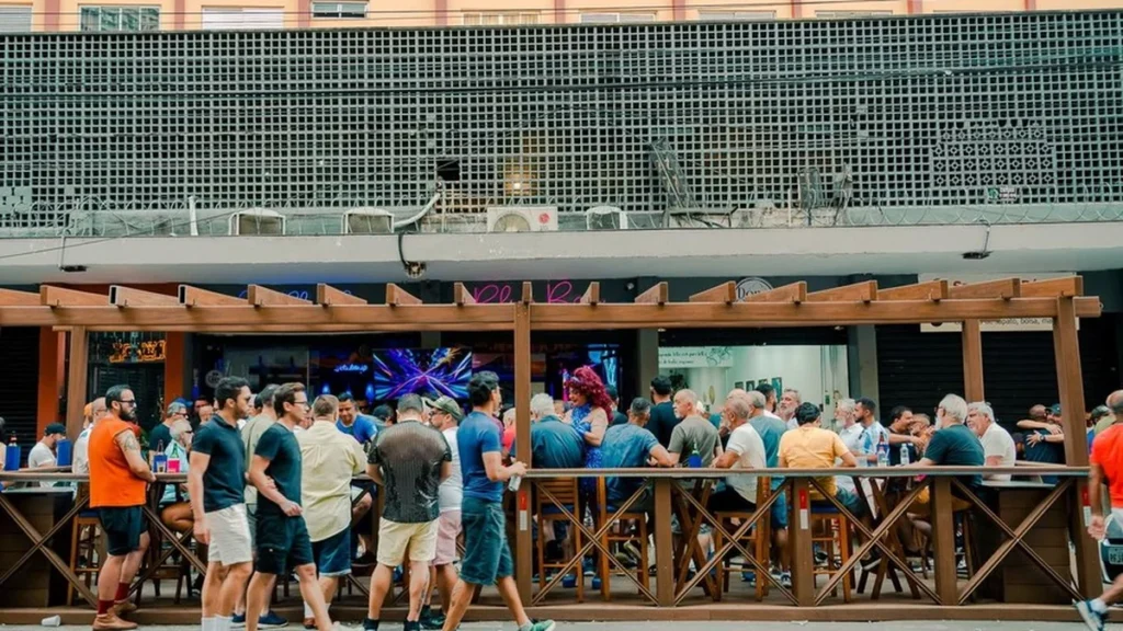 Bento Freitas: Como Bares e Negócios Tornaram a Rua um Polo Econômico LGBT+ em São Paulo