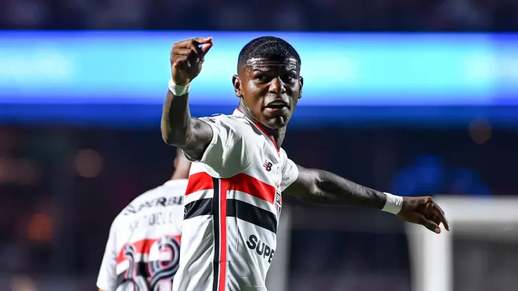 São Paulo intensifica busca por zagueiro mesmo com retorno de Arboleda