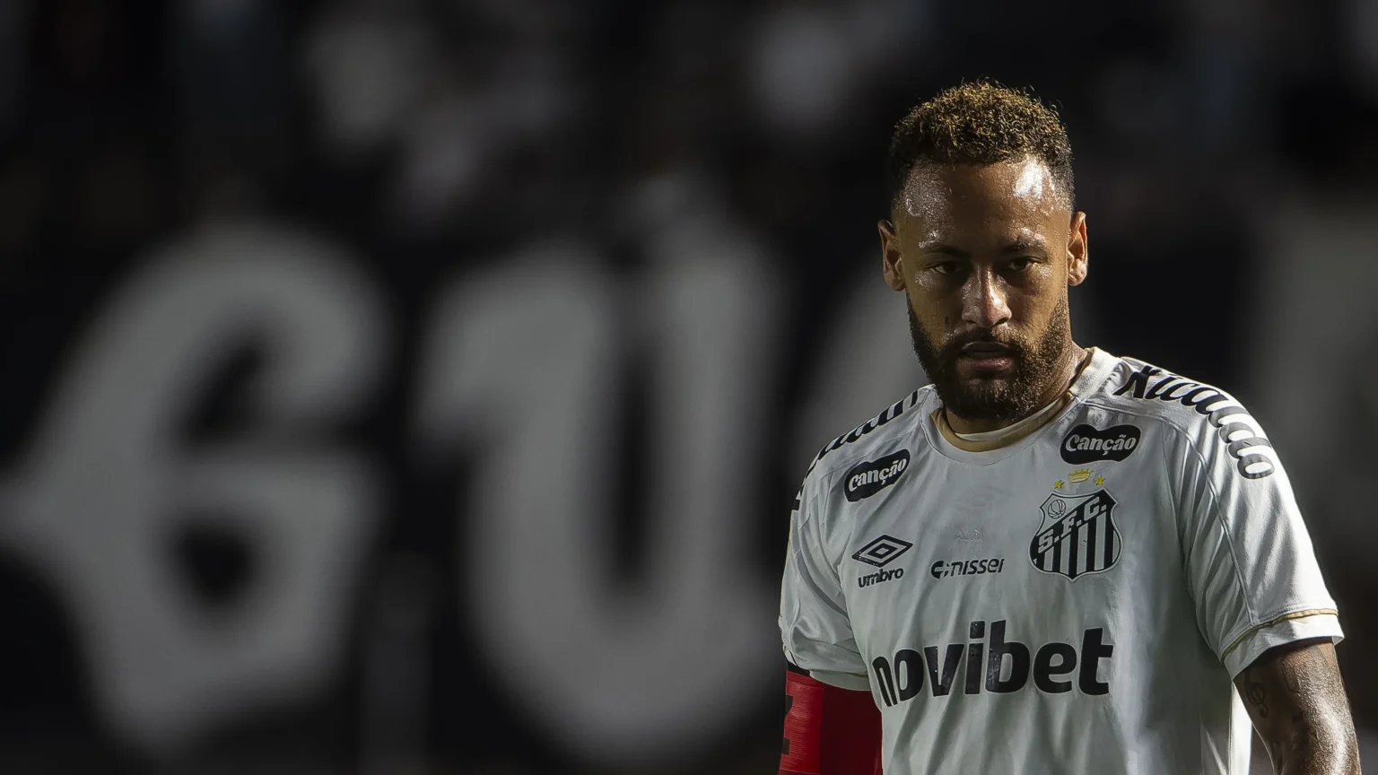 Neymar enfrenta atrito no Santos após cobrança ríspida no vestiário e polêmica fora de campo Neymar enfrenta atrito no Santos após cobrança ríspida no vestiário e polêmica fora de campo