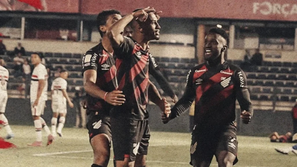 São Paulo perde para Athletico-PR e aprofunda crise no Brasileirão com sequência negativa