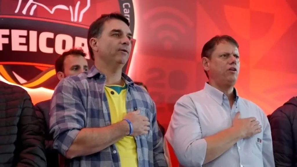 Flávio Bolsonaro Realoca Campanha para São Paulo e Intensifica Aliança com Tarcísio de Freitas