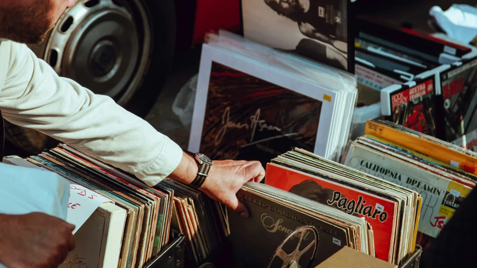 10 Cafés e Bares em São Paulo que Celebram a Cultura do Vinil